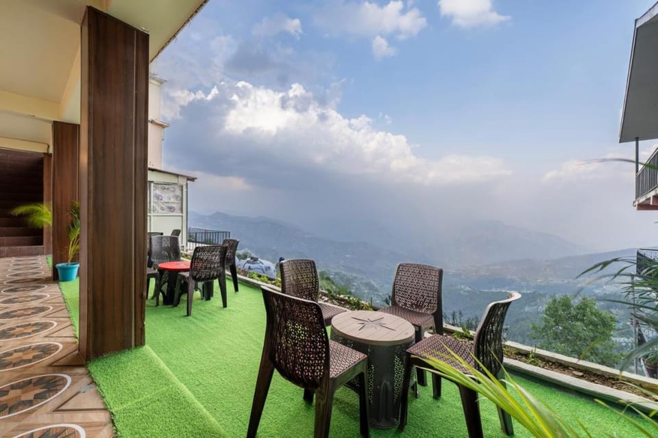 The Suffer Heights l Open Air Lawn l Rooms and Cafe l Kufri by Exotic Stays Hotel in Himachal Pradesh