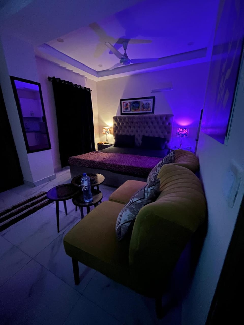 Bed, TV and multimedia, Living room, Photo of the whole room, Seating area, Bedroom, fireplace