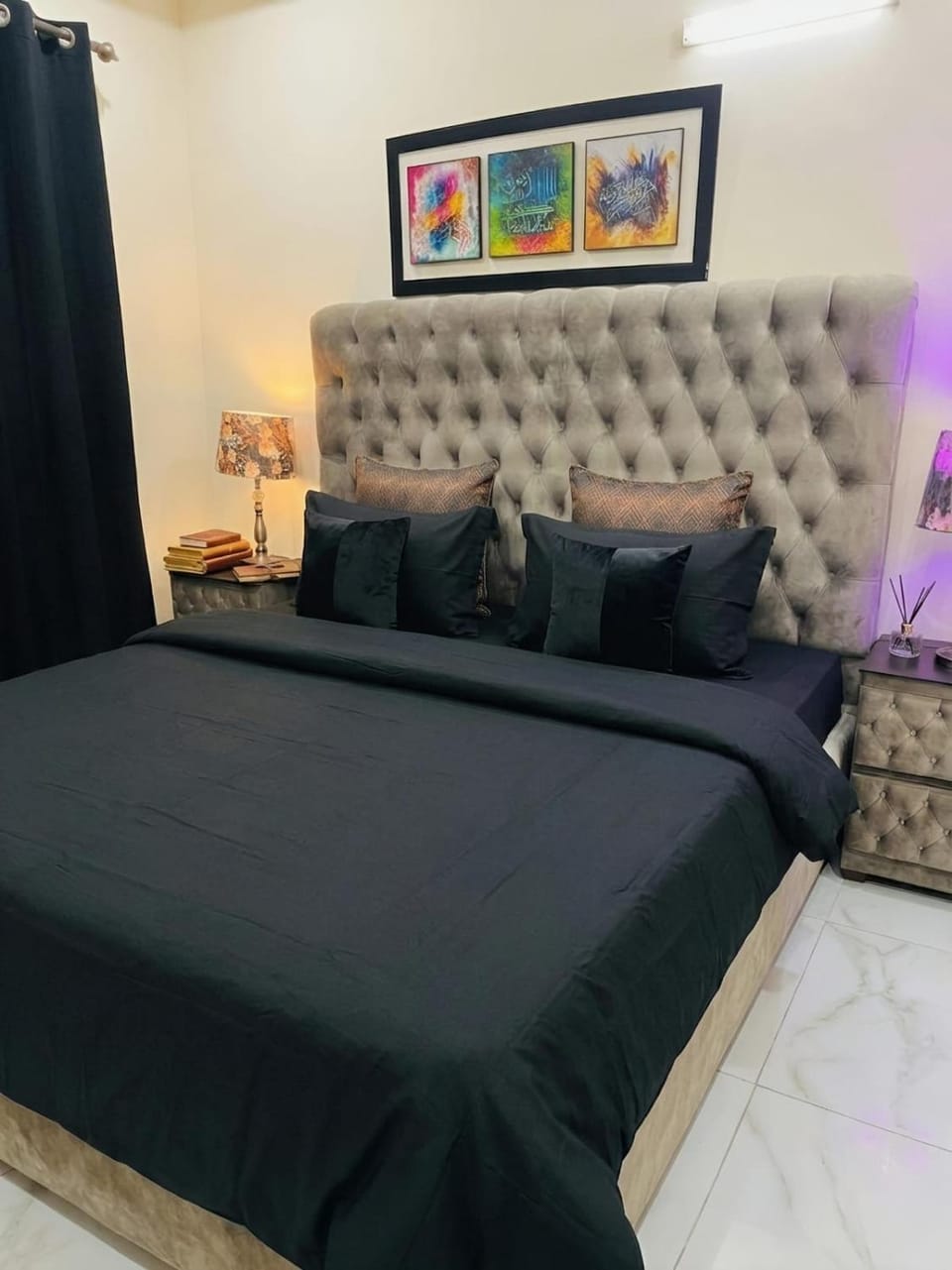 Bed, Living room, Photo of the whole room, Seating area, Bedroom