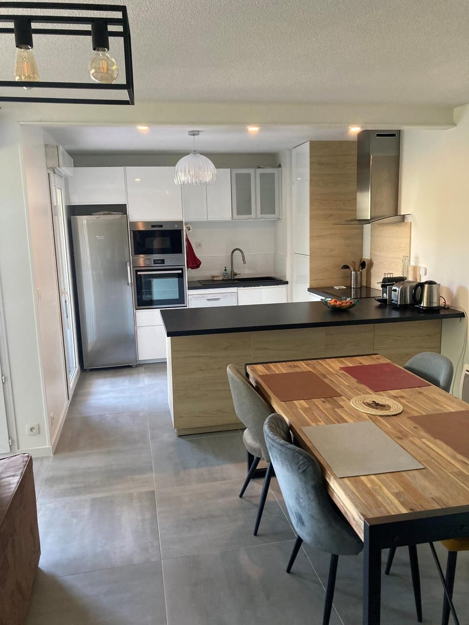 Kitchen or kitchenette, Dining area, oven