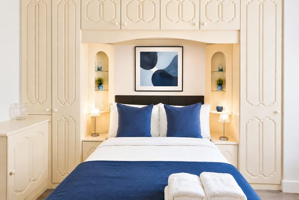 The Mayfair Blue Collection by KeyHol Stays Apartment in City of Westminster
