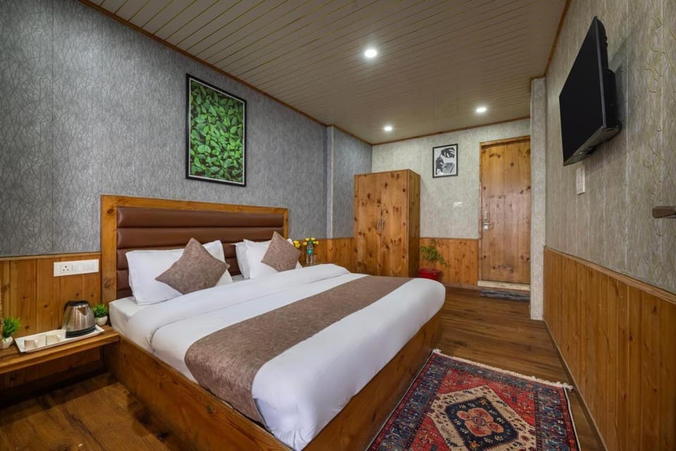 The Misty Heights l Rooms and Restaurant l Family Groups & Events l Open Air Lawn l Kufri by Exotic Stays Apartment in Himachal Pradesh