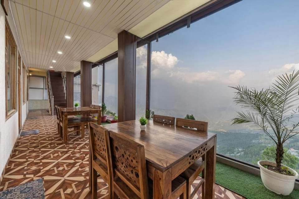 The Misty Heights l Rooms and Restaurant l Family Groups & Events l Open Air Lawn l Kufri by Exotic Stays Apartment in Himachal Pradesh