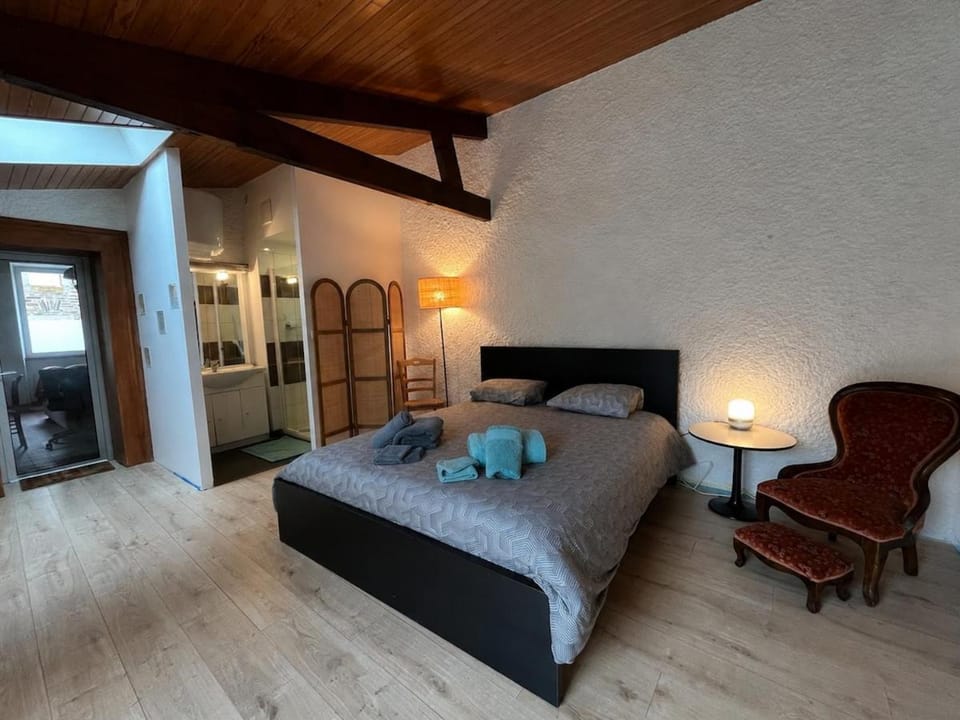 Bed, Photo of the whole room, Bedroom, towels