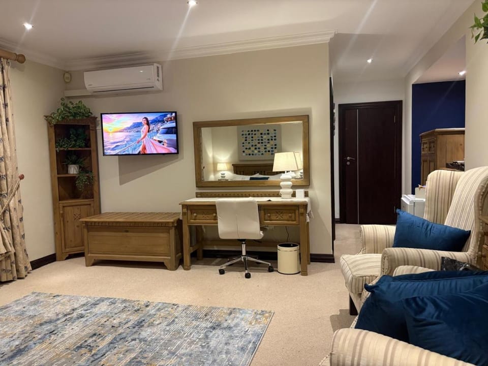 TV and multimedia, Coffee/tea facilities, Balcony/Terrace, Photo of the whole room, Decorative detail, Seating area, Evening entertainment, Bedroom, Garden view, Pool view, Swimming pool, children, young children, older children, Family, furniture, hair dryier, internet, soundproof, towels, VIP, air conditioner