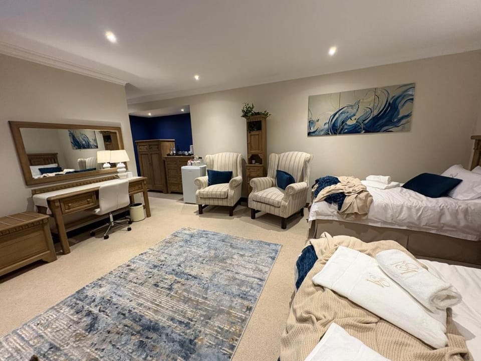 Bed, Coffee/tea facilities, Photo of the whole room, Decorative detail, Seating area, Bedroom, children, young children, older children, Family, hair dryier, internet, storage, towels, wardrobe