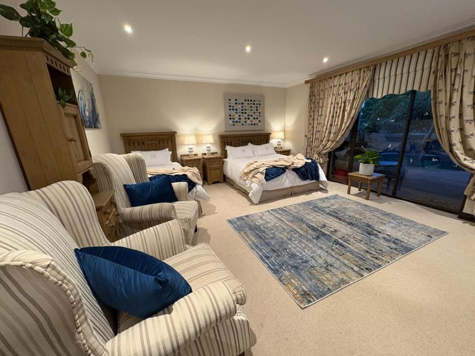 Bed, TV and multimedia, Coffee/tea facilities, Balcony/Terrace, Photo of the whole room, Decorative detail, Seating area, Bedroom, Garden view, Pool view, Swimming pool, children, young children, older children, Family, hair dryier, internet, soundproof, towels, VIP, air conditioner