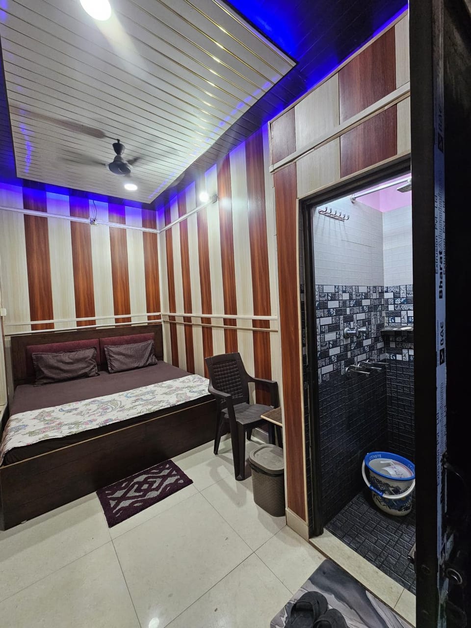 Bed, Photo of the whole room, Seating area, Bedroom