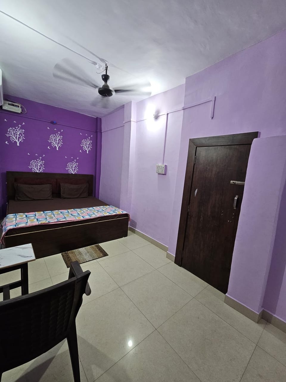 Bed, Photo of the whole room, Seating area, Dining area, Bedroom