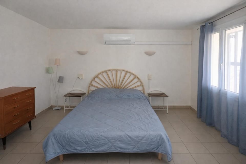 Bed, Photo of the whole room, Bedroom, air conditioner