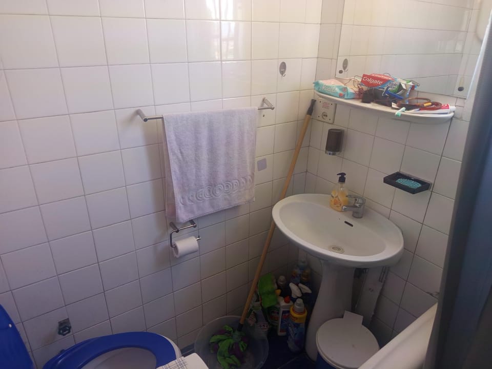 Shower, Toilet, Bathroom, towels