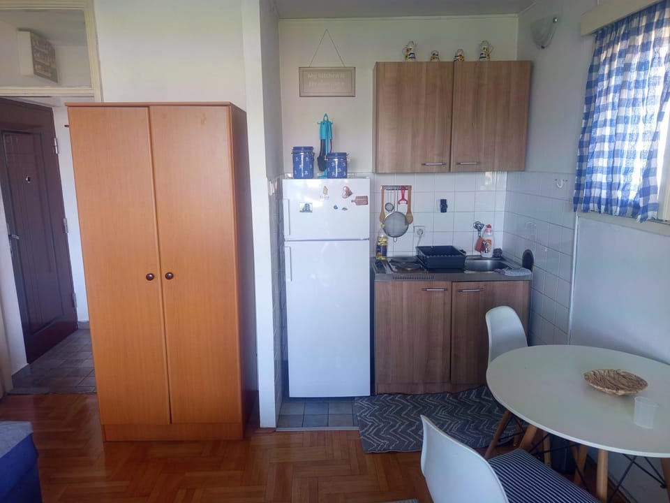 Kitchen or kitchenette, Dining area, minibar, wardrobe
