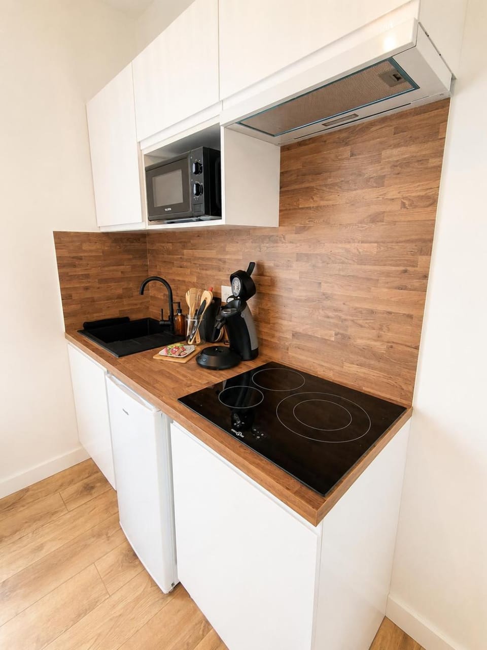 Coffee/tea facilities, Kitchen or kitchenette, microwave, stove