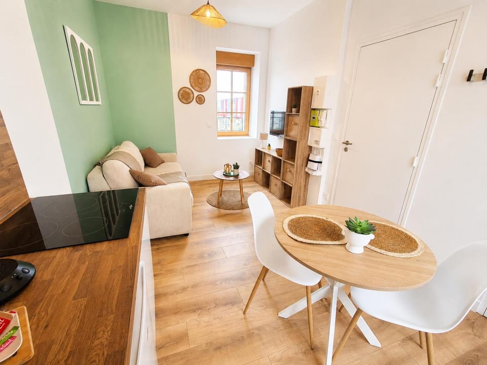 TV and multimedia, View (from property/room), Kitchen or kitchenette, Living room, Seating area, Dining area, internet, kitchen