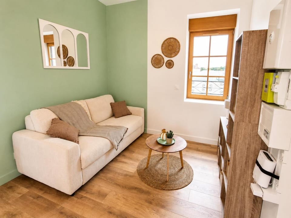 TV and multimedia, Living room, Decorative detail, Seating area, internet