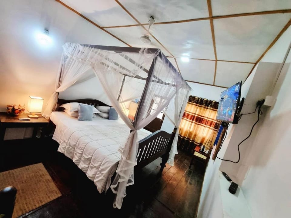 Bed, TV and multimedia, Bedroom