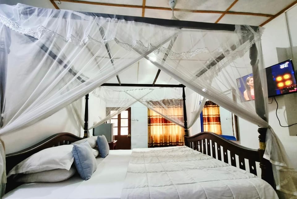 Bed, TV and multimedia, Bedroom