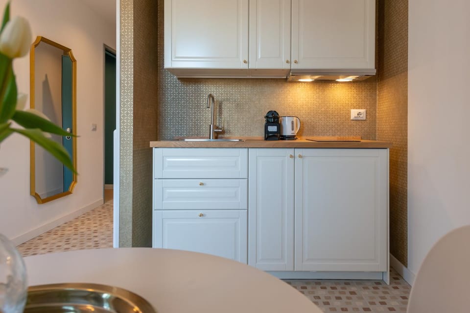 Coffee/tea facilities, Kitchen or kitchenette, City view
