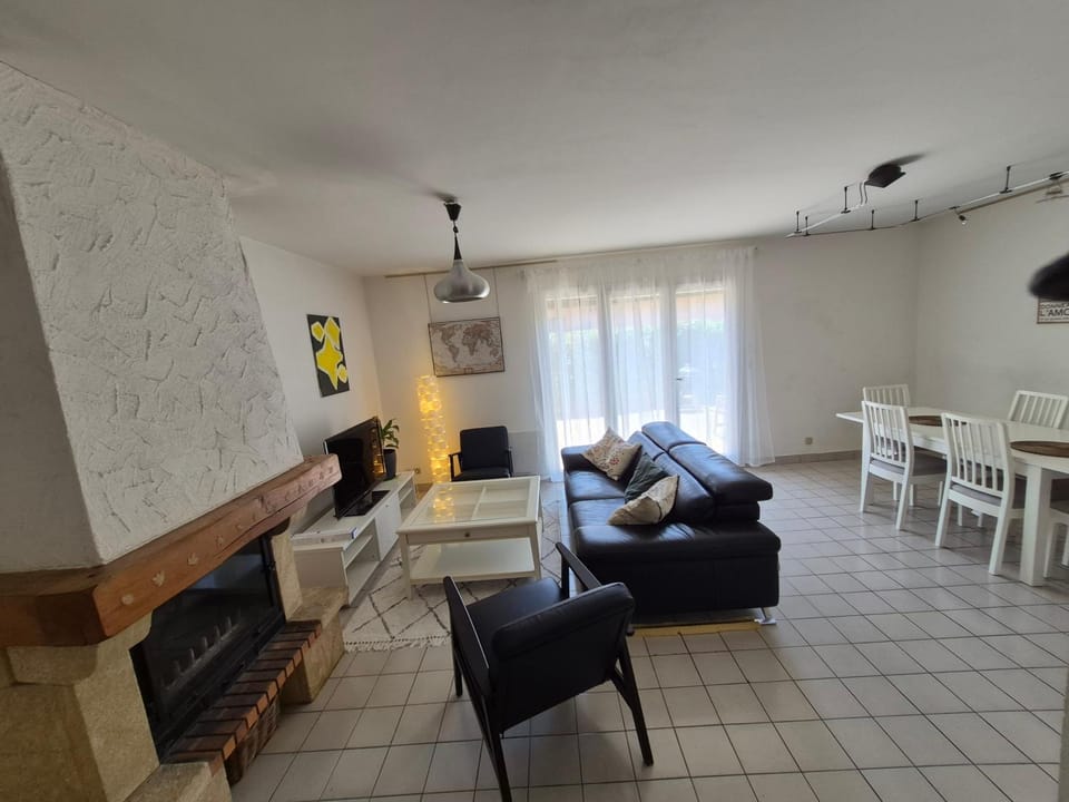 Quiet and comfortable House, Ferney Voltaire Apartment in Haute-Savoie