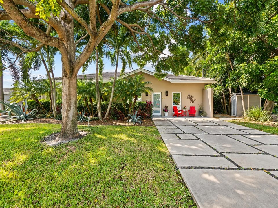 Heated Pool Modern Spacious Waterway Home Offering Comfort Style and Total Relaxation House in Wilton Manors