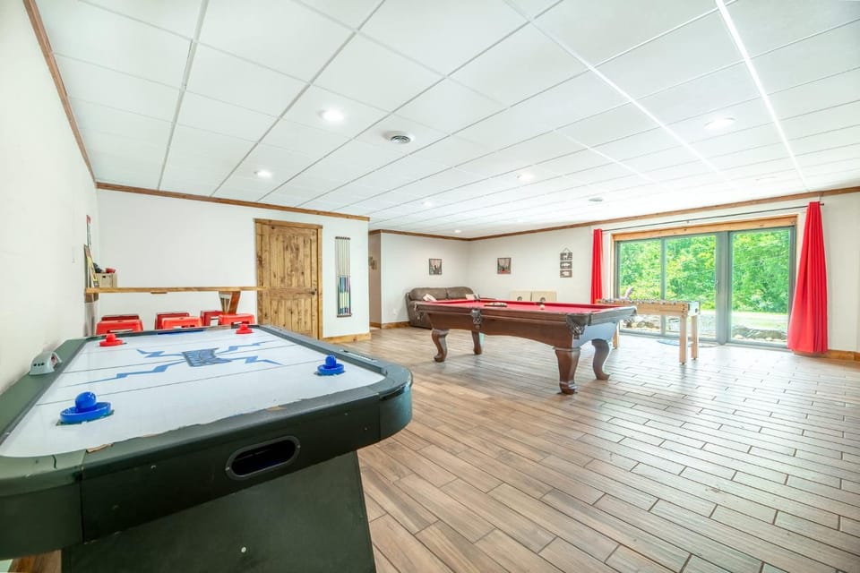 Pet Welcome Cabin Hot Tub Game Room Near Dollywood Cabin in Pigeon Forge