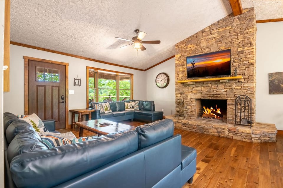 Pet Welcome Cabin Hot Tub Game Room Near Dollywood Cabin in Pigeon Forge