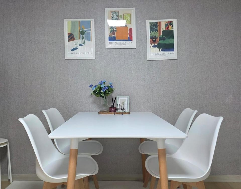 Decorative detail, Seating area, Dining area