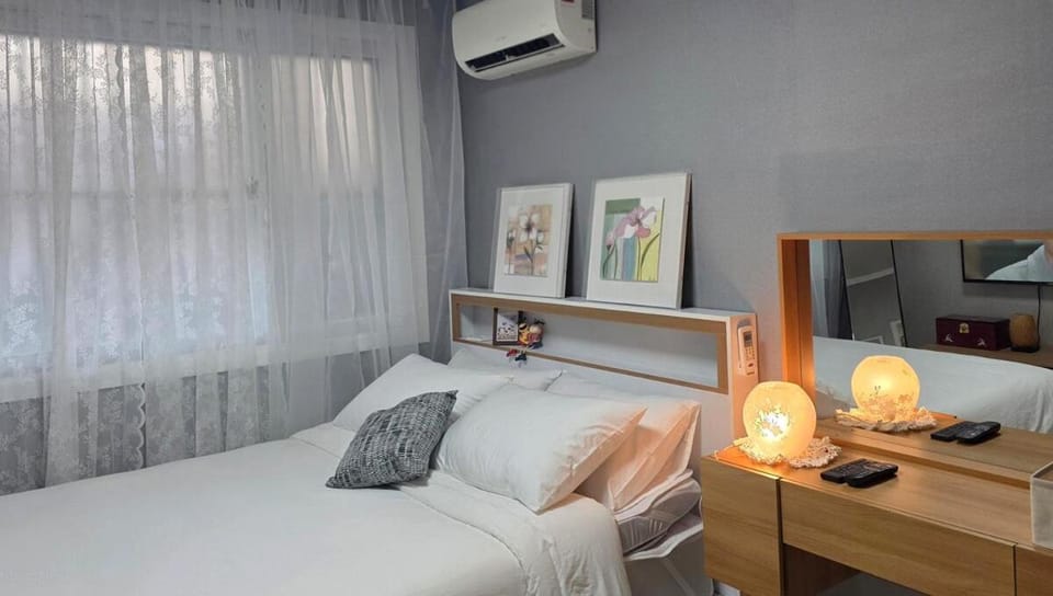 Bed, Photo of the whole room, Bedroom, air conditioner