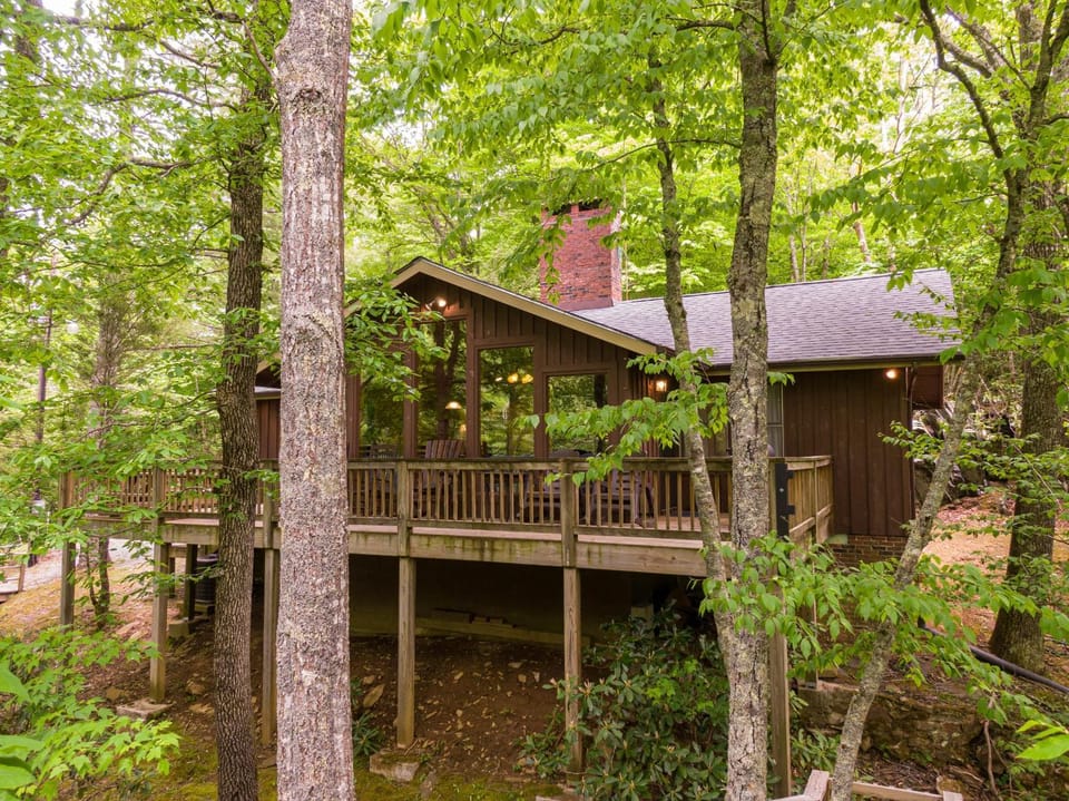 Bucky's Hideaway Gated Private New River access with hot tub House in Watauga