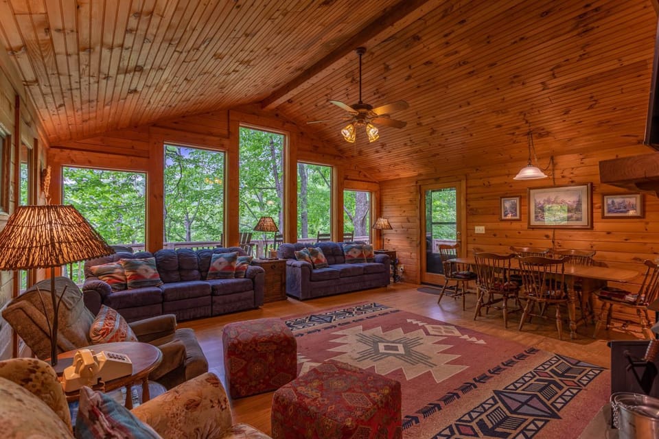 Bucky's Hideaway Gated Private New River access with hot tub House in Watauga