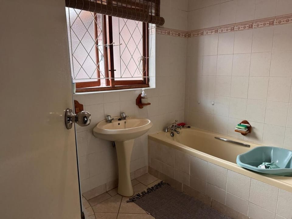 Spacious 4 Bedroom house,Pool,2 En-suites House in KwaZulu-Natal