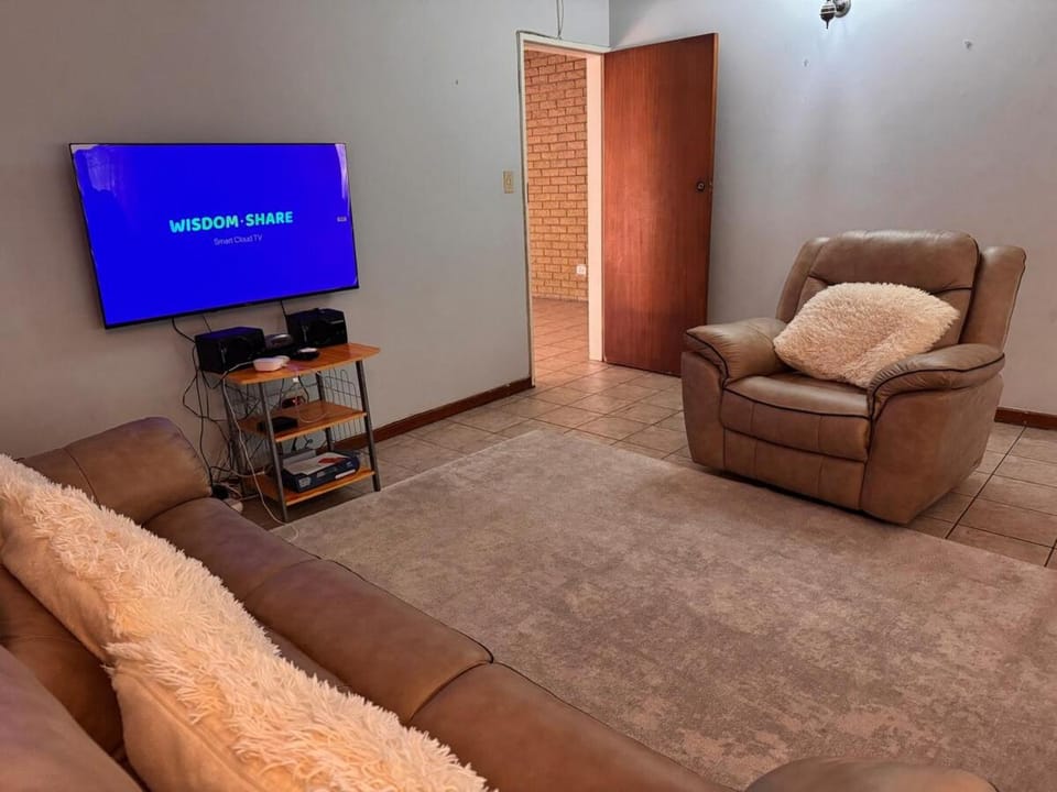 Spacious 4 Bedroom house,Pool,2 En-suites House in KwaZulu-Natal