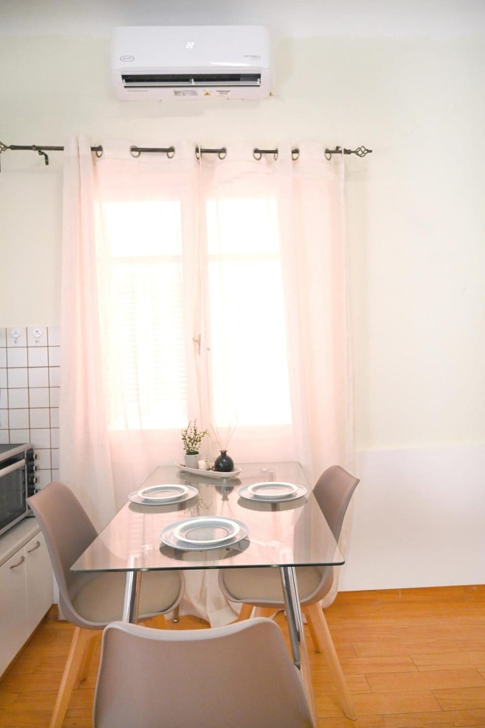 Kitchen or kitchenette, Living room, Seating area, Dining area, air conditioner