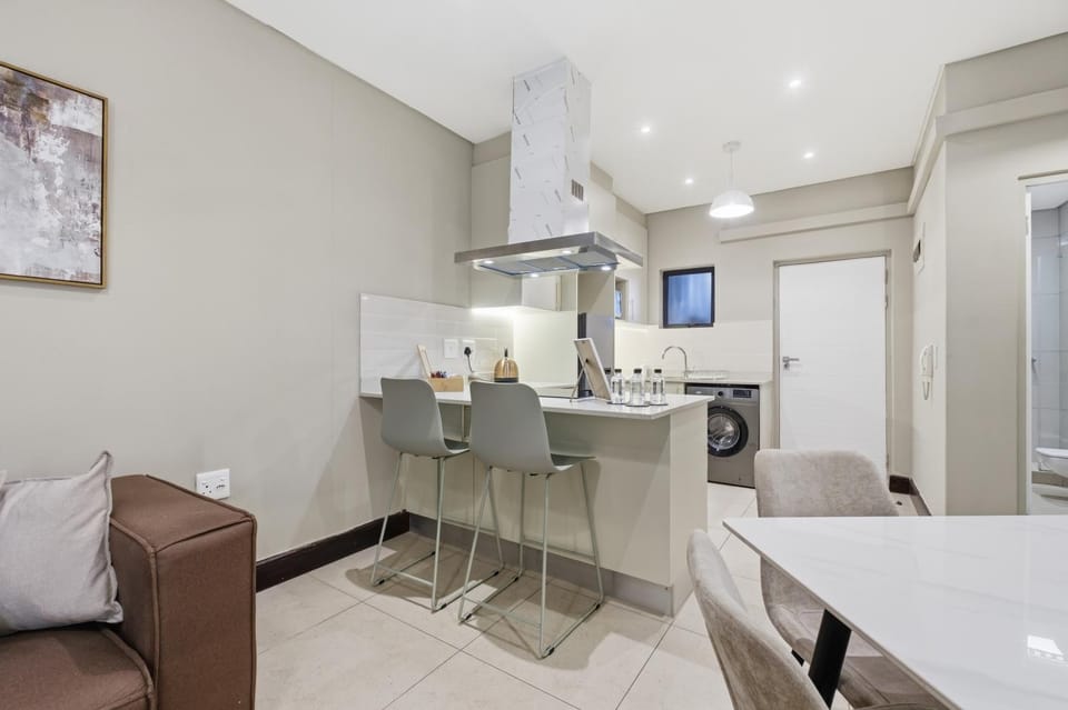 Coffee/tea facilities, Kitchen or kitchenette, Living room, Seating area, Dining area, washing machine
