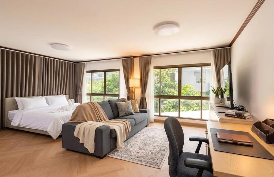 Luxury 3BR 230sqm 5 min to BTS Sukhumvit 26 Apartment in Bangkok
