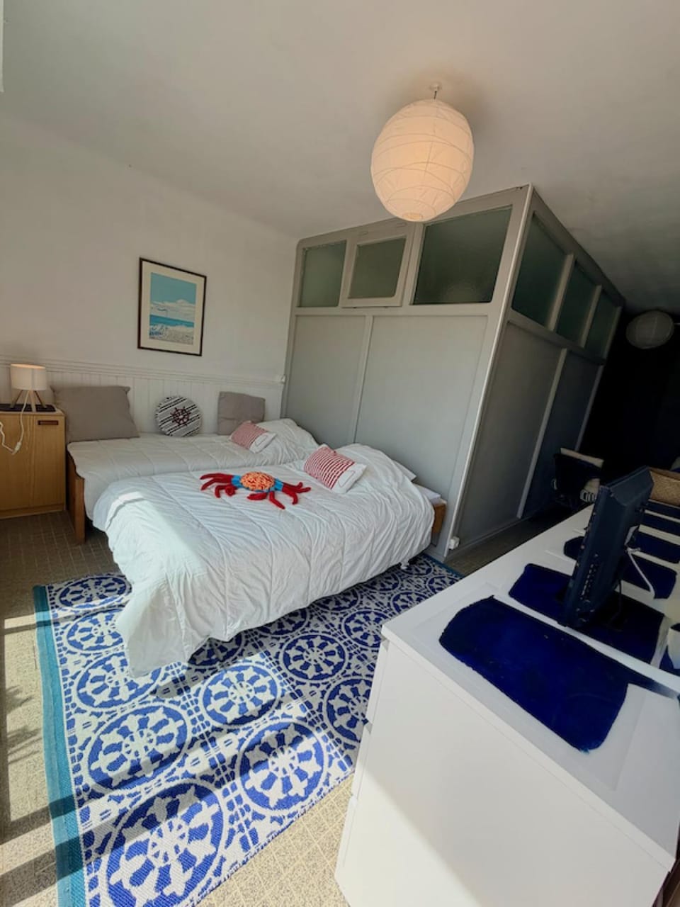 Photo of the whole room, Bedroom
