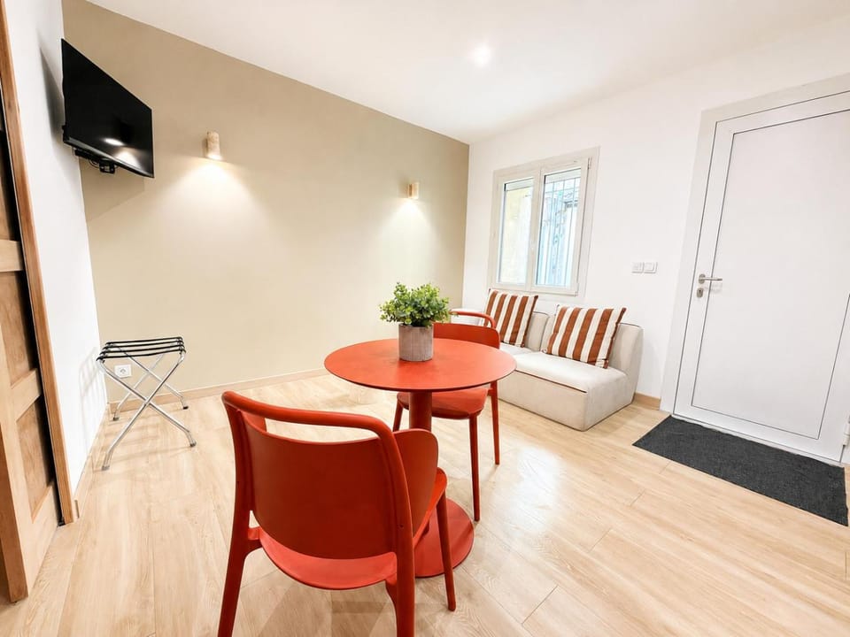 Communal lounge/ TV room, TV and multimedia, Living room, Seating area, Dining area
