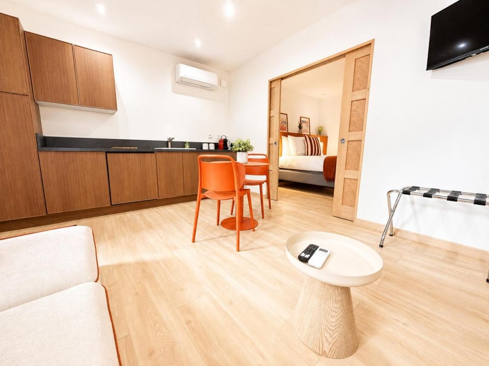 Communal lounge/ TV room, TV and multimedia, Kitchen or kitchenette, Living room, Seating area, Dining area, Bedroom, stove, air conditioner