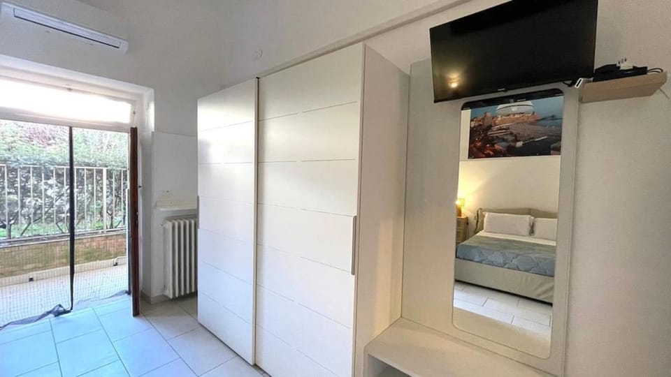 TV and multimedia, Photo of the whole room, Bedroom, wardrobe, air conditioner