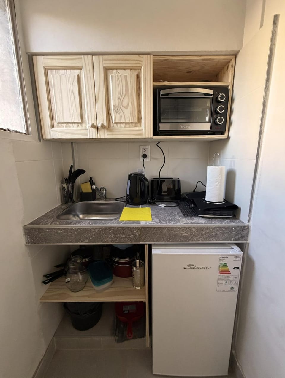 Kitchen or kitchenette, minibar, stove, toaster
