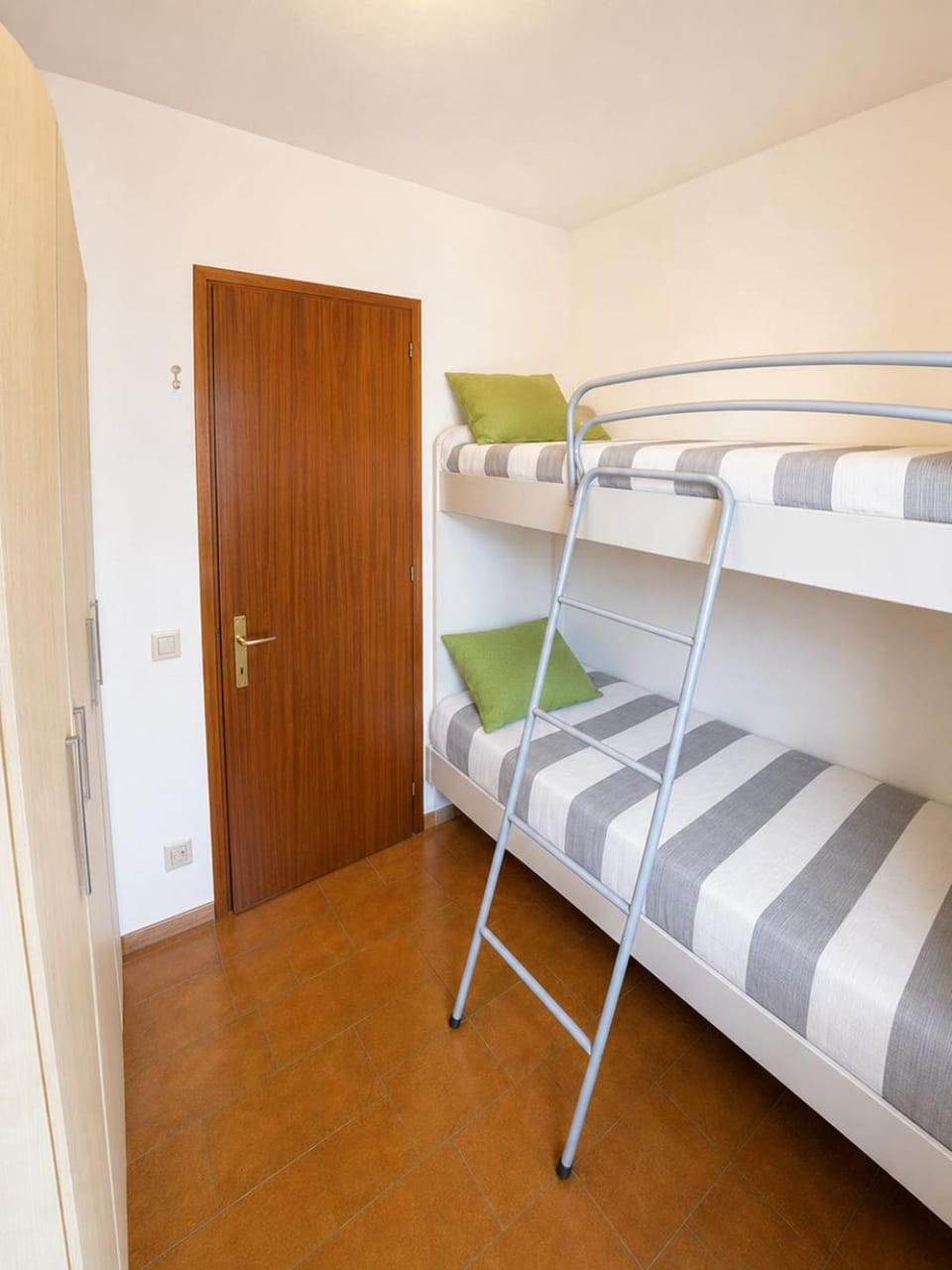 Bedroom, bunk bed