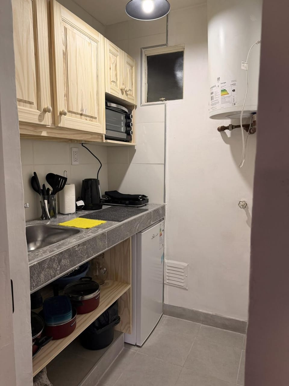 Kitchen or kitchenette, minibar, oven, stove
