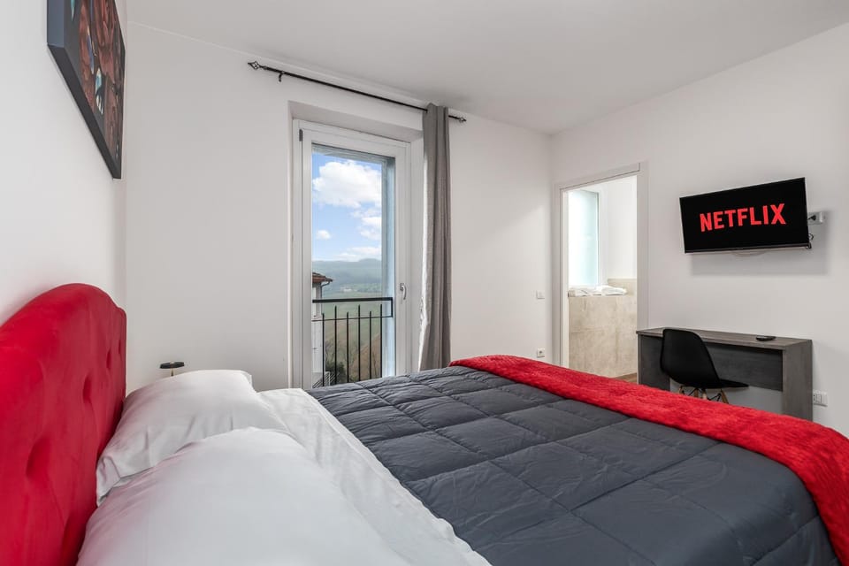 Bed, TV and multimedia, Balcony/Terrace, Bedroom