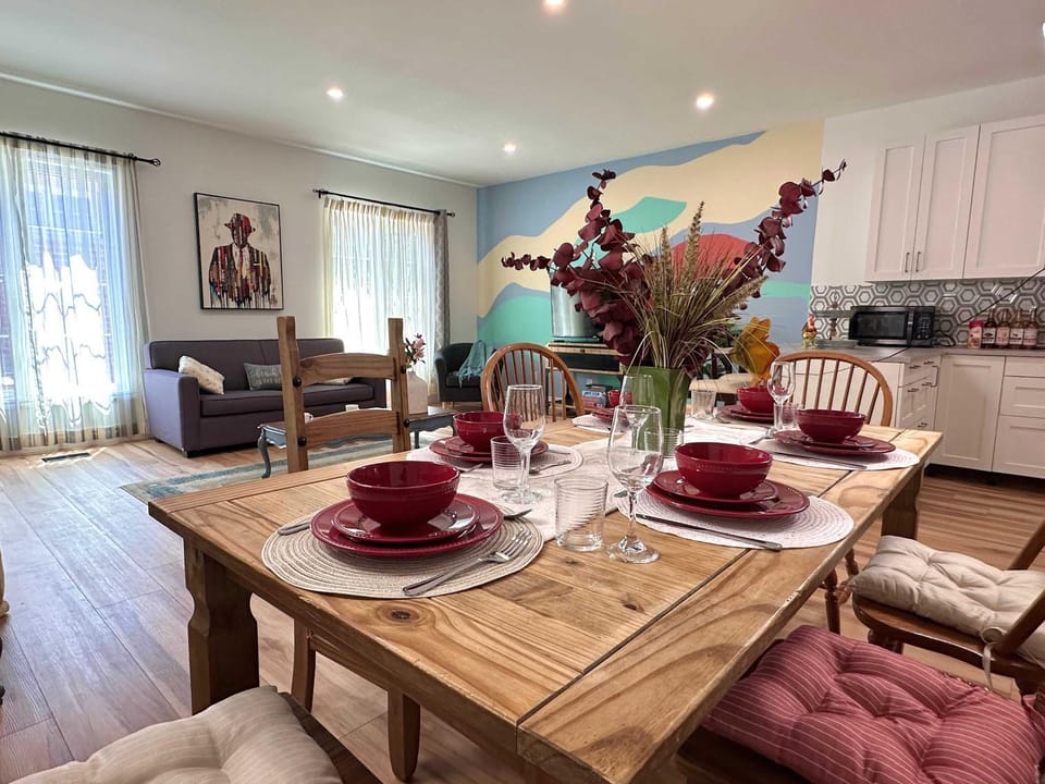 HUGE Family Home 3BR 3BA Sleeps 12 House in Port Colborne