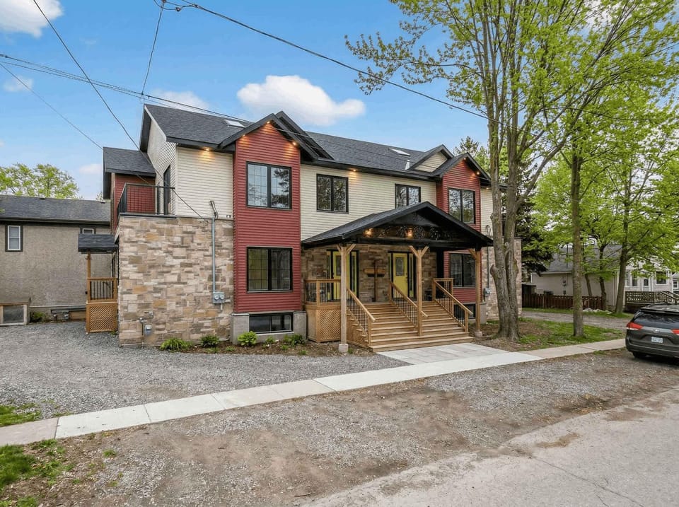 HUGE Family Home 3BR 3BA Sleeps 12 House in Port Colborne