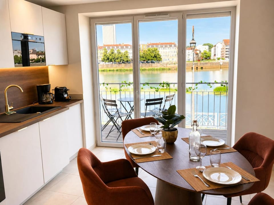Natural landscape, Coffee/tea facilities, View (from property/room), Balcony/Terrace, Kitchen or kitchenette, Dining area, River view