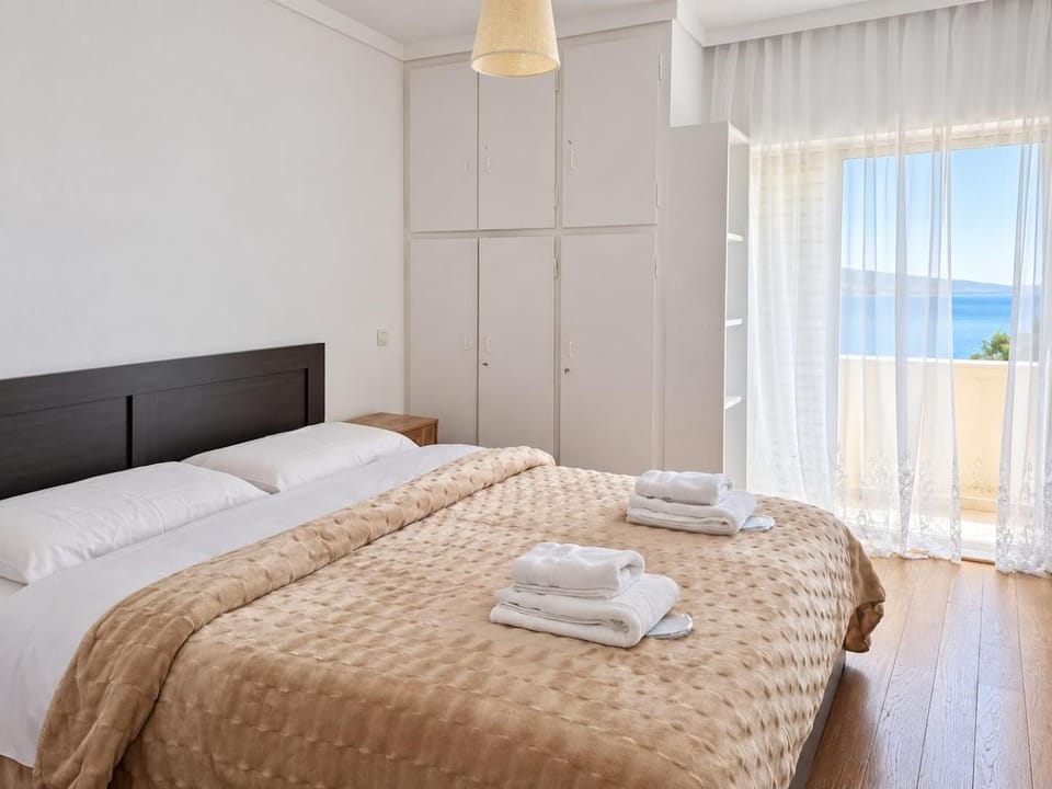 Bed, View (from property/room), View (from property/room), Bedroom, Sea view, Sea view, towels, towels, wardrobe
