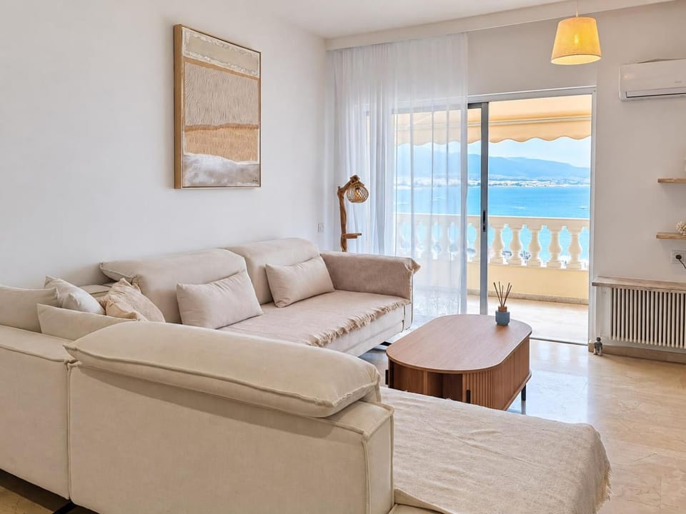 View (from property/room), View (from property/room), Living room, Decorative detail, Decorative detail, City view, City view, Sea view, Sea view