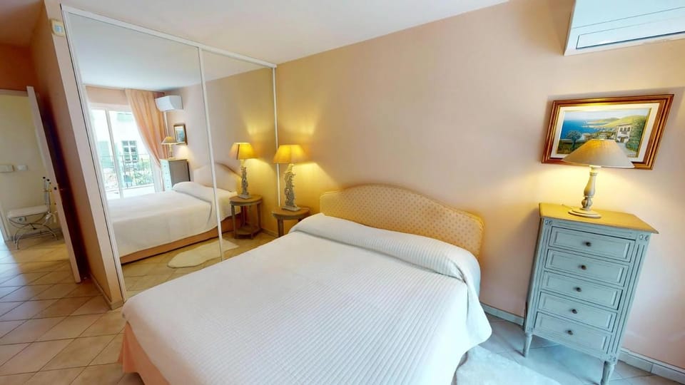 117VB - Beau 2P face mer avec terrasse et parking Apartment in Menton