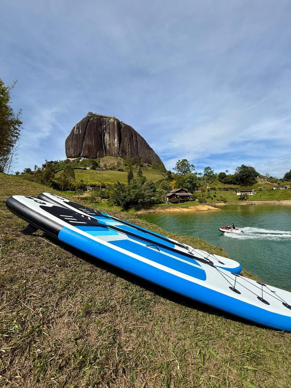 Rock View with Jacuzzi, Paddleboards and Lake Villa in Antioquia
